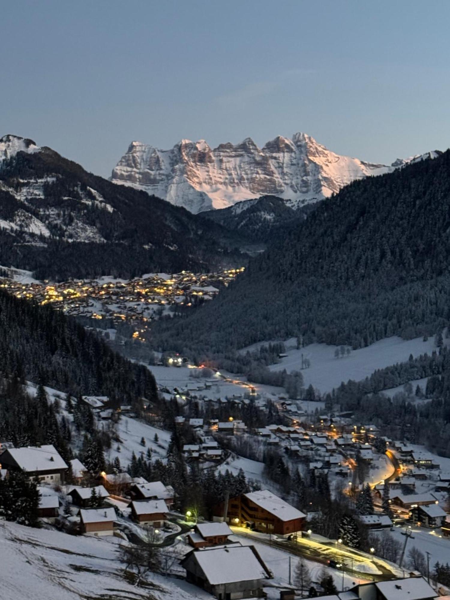 Charming, Cosy Chalet Nestled In A Breathtaking Surrounding With Spectacular, Stunning Mountain Views La Chapelle-d'Abondance Exterior photo